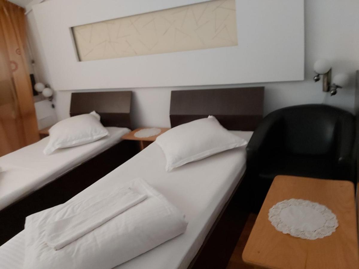 Hotel Turist レシツァ エクステリア 写真